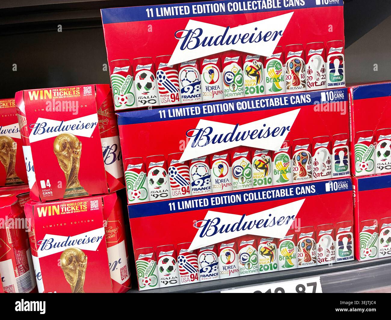 Coppa del mondo 2026 - promozioni sulla birra in un supermercato del Regno Unito con Budweiser lager sponsor ufficiale della Coppa del mondo di calcio 2026 Foto Stock