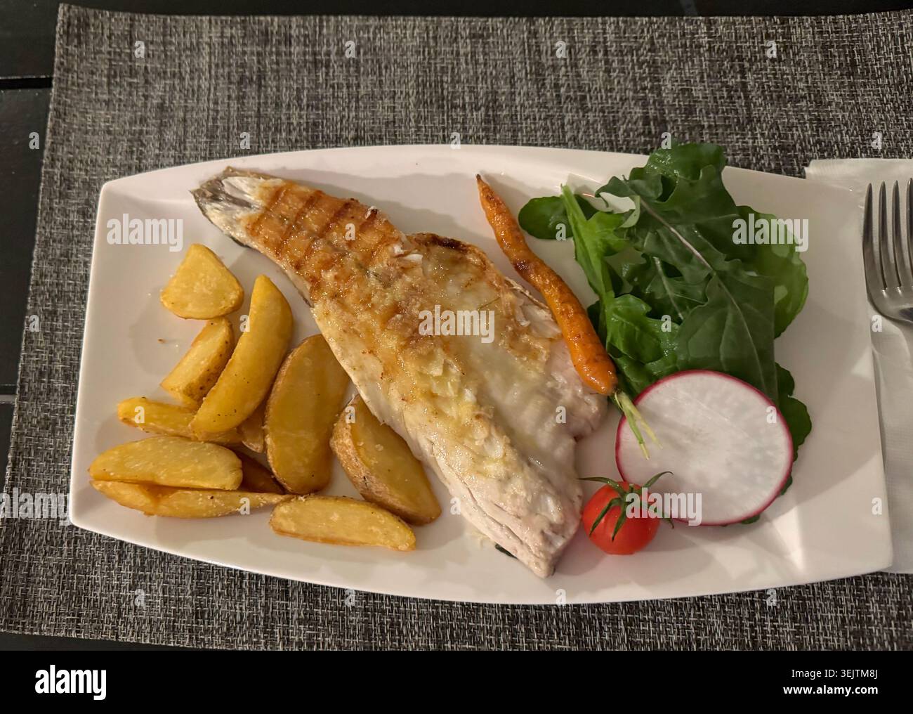 Filetto bianco di pesce con verdure, cibo delizioso Foto Stock