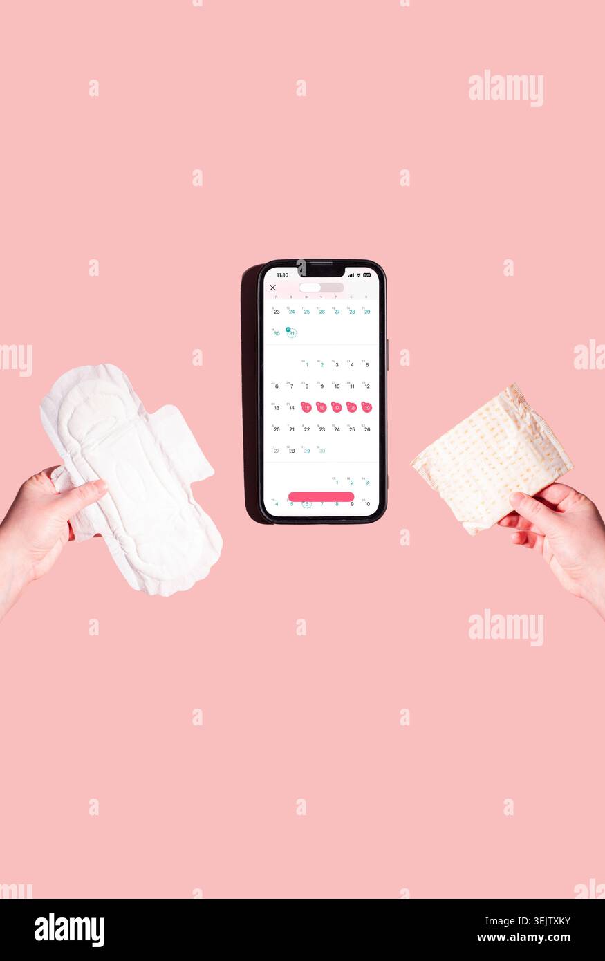 Smartphone con calendario del periodo mestruale femminile su sfondo rosa. Tecnologie moderne per le donne Foto Stock