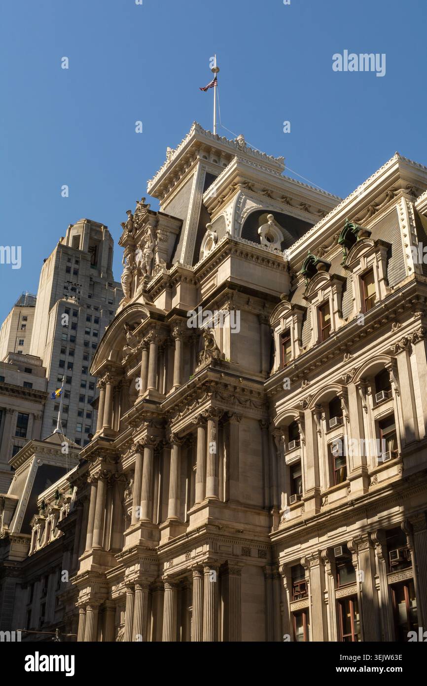Dettagli architettonici della torre dell'orologio del municipio di Philadelphia e della facciata nel centro di Filadelfia, Pennsylvania. Foto Stock