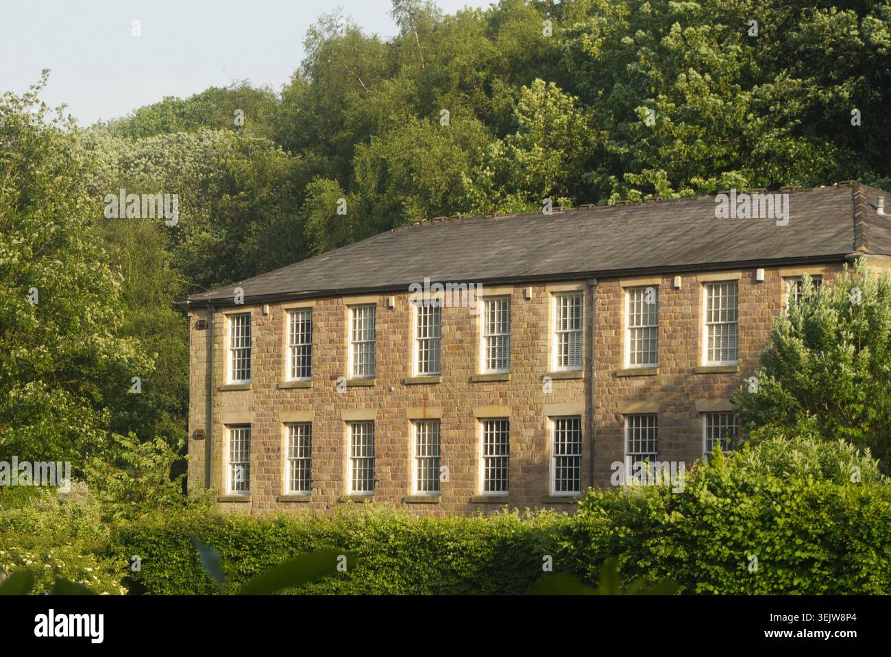 Edificio storico del mulino industriale Yellow Brick in estate Foto Stock