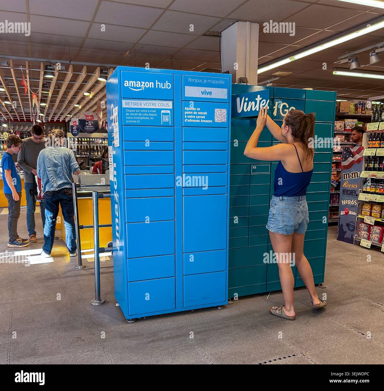 Parigi, Francia, Vista interna, adolescente francese che utilizza VInted e Amazon Hub, armadietti di consegna, in mostra nel supermercato locale Foto Stock