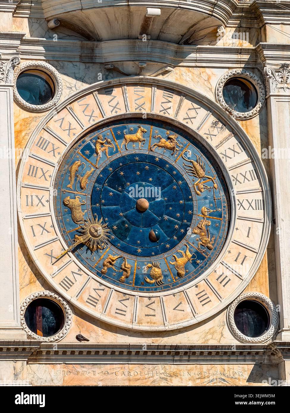 Orologio astronomico storico sulla Torre dell'Orologio di San Marco a Venezia Foto Stock