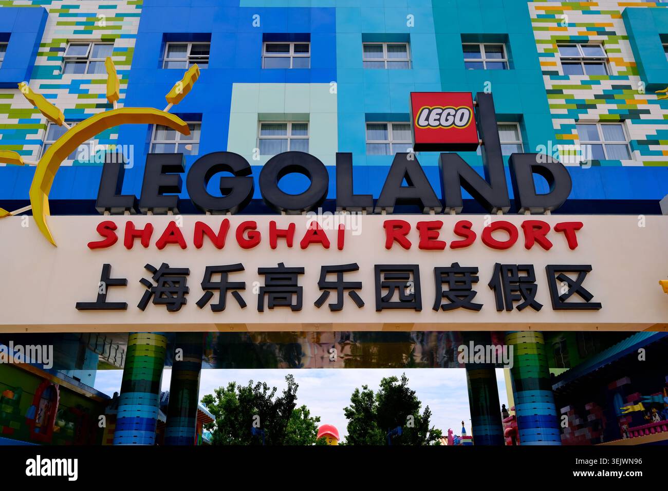 Shanghai, Cina - 30 maggio 2026: Colorato e iconico cartello d'ingresso dell'edificio dell'hotel Legoland Shanghai Resort Foto Stock