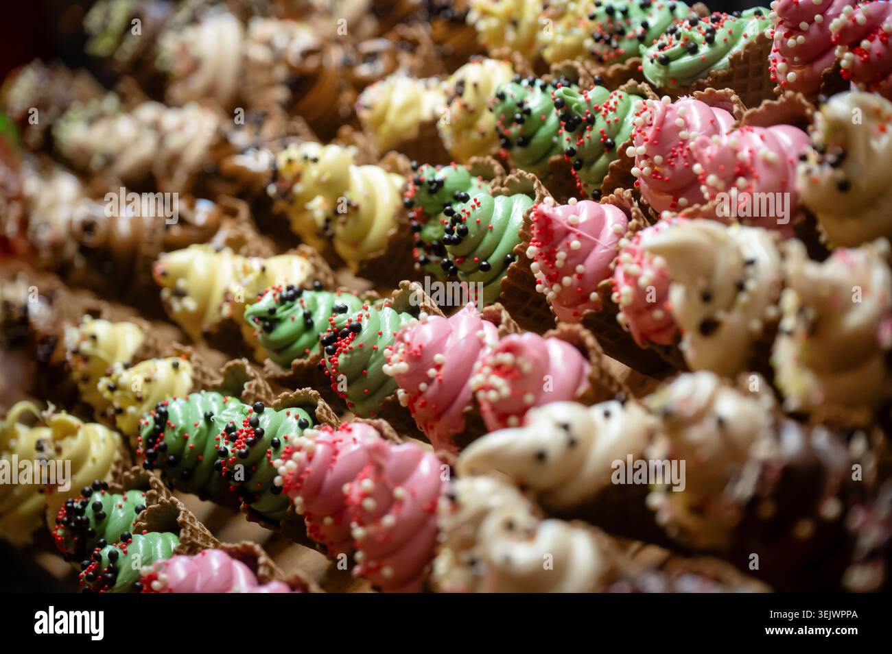 Creme colorate in scones, all'interno del parco natalizio Mill of the Elves, a Trikala, Tessaglia, Grecia Foto Stock