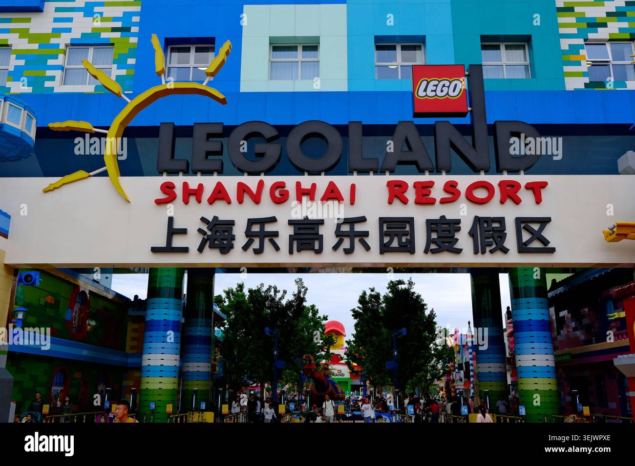 Shanghai, Cina - 30 maggio 2026: Cartello d'ingresso al LEGOLAND Shanghai Resort, colorato edificio in stile mattone con gente Foto Stock
