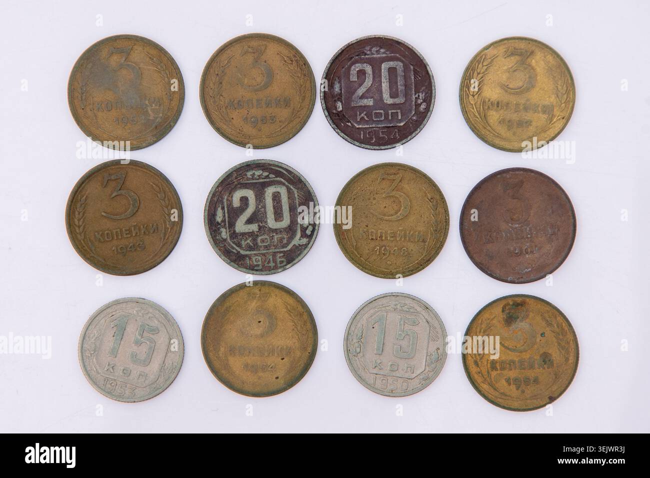 Collezione di vecchie monete dell'Unione Sovietica. Numismatica kopeks vintage ambientata su sfondo bianco. Dodici 3, 15 e 20. Soldi dell'URSS Foto Stock