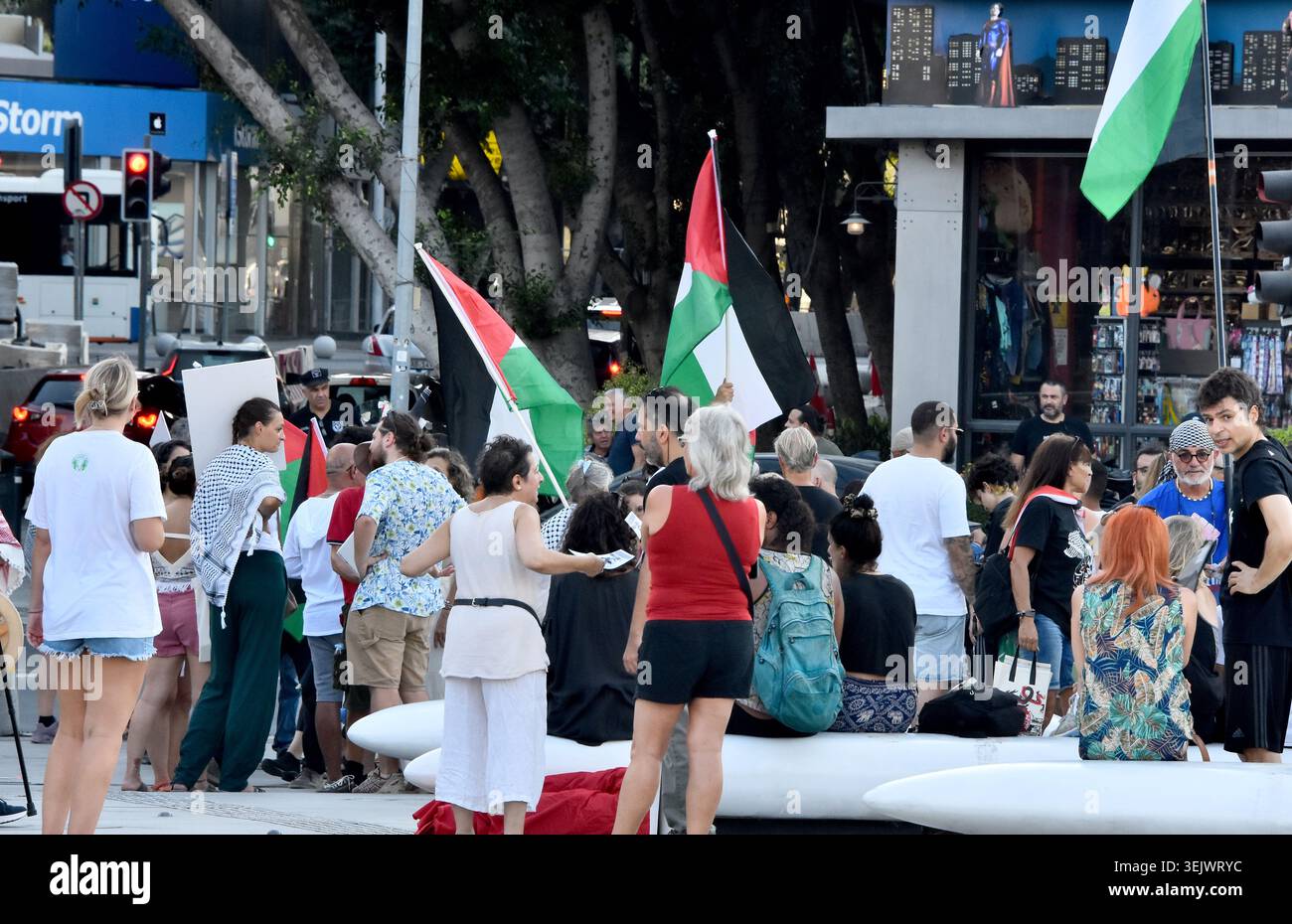 Una folla di manifestanti si è riunita in una piazza pubblica della città con bandiere palestinesi durante una manifestazione. Foto Stock