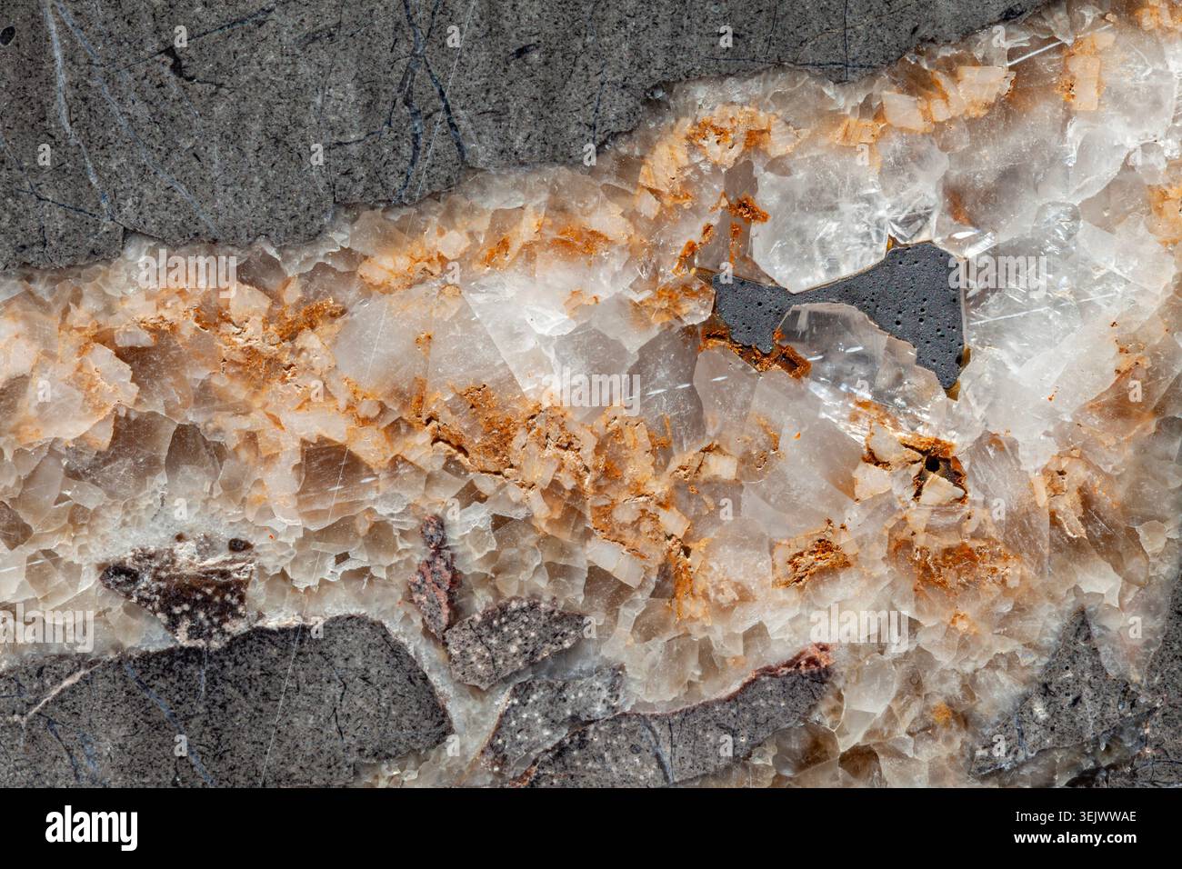 Marmo grigio scuro lucido con fondo a venature color oro cristallino bianco Foto Stock