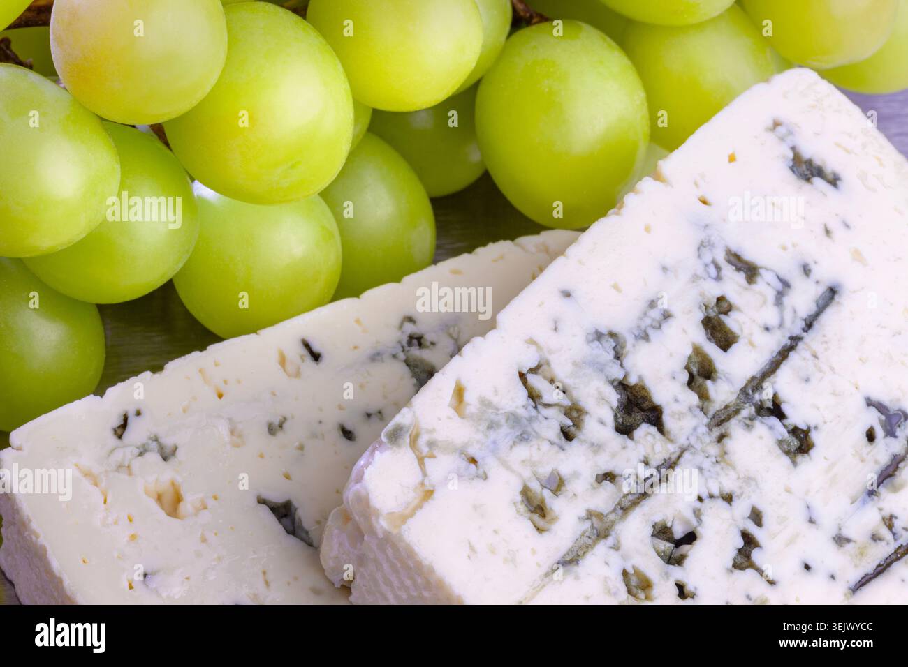 Formaggio blu con ravvicinato di uva gialla Foto Stock