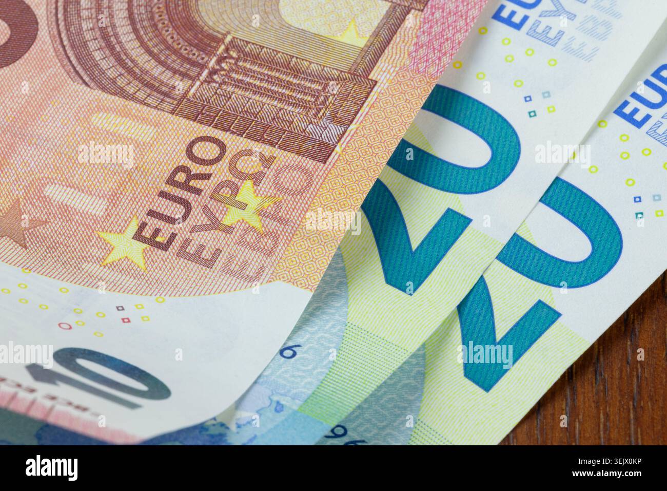 Primo piano di cinquanta euro in dieci e venti denominazioni con alfabeto latino, greco e bulgaro Foto Stock