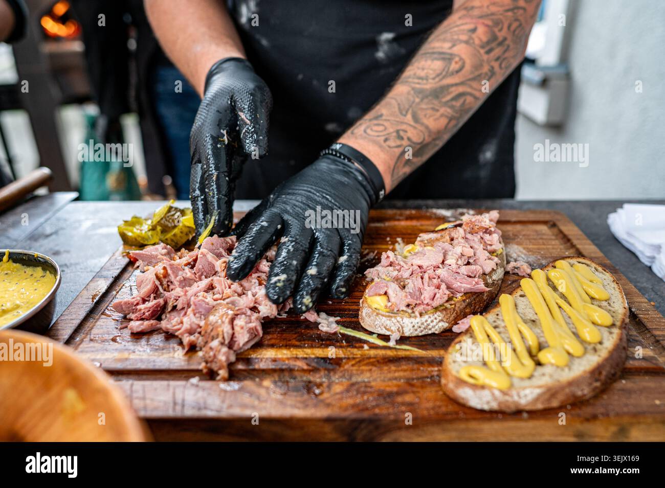 Carne estratta nel pane, grigliata di Street food Foto Stock