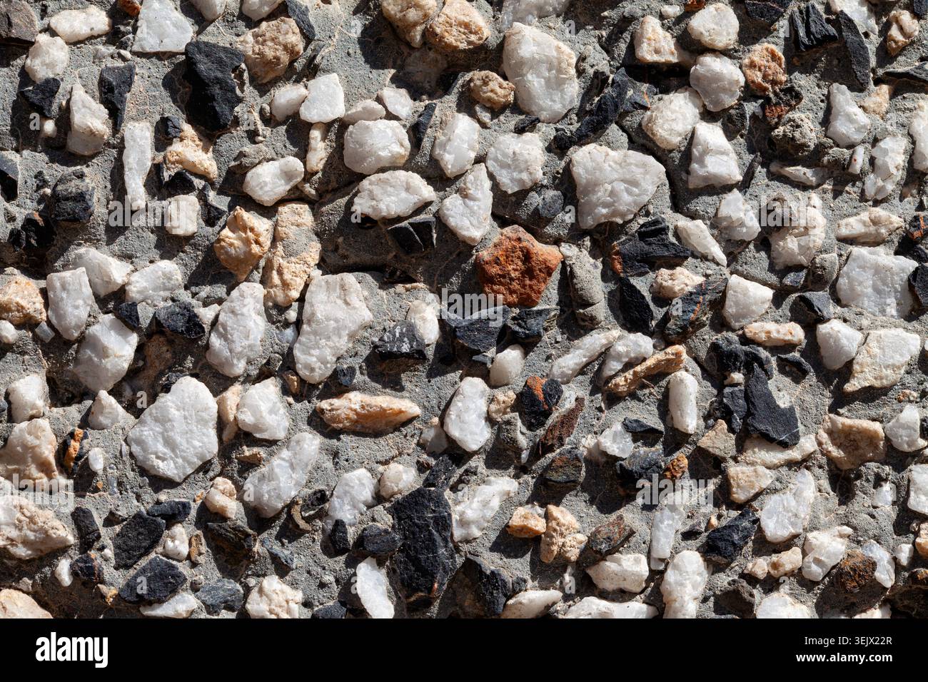 Mosaico Natural Stone Plaster nero bianco e marrone texture sfondo macro Foto Stock