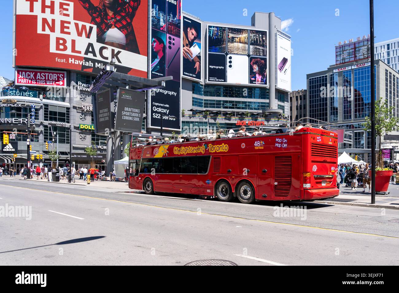 Un iconico autobus rosso City Sightseeing Toronto a due piani a Yonge Dundas Square (rinominata Sankofa Square), Toronto, Canada Foto Stock