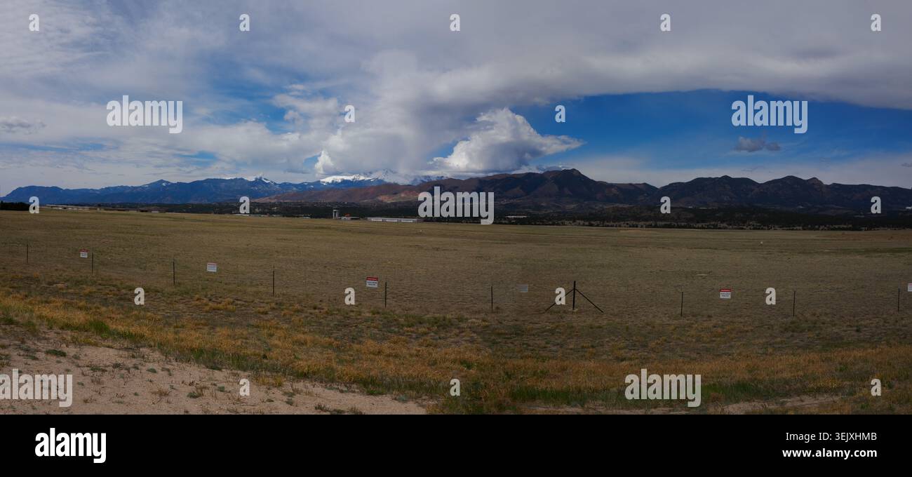 Vista panoramica della Pike's Peak Front Range delle Montagne Rocciose oltre il campo d'aviazione Davis Air Force Academy Foto Stock