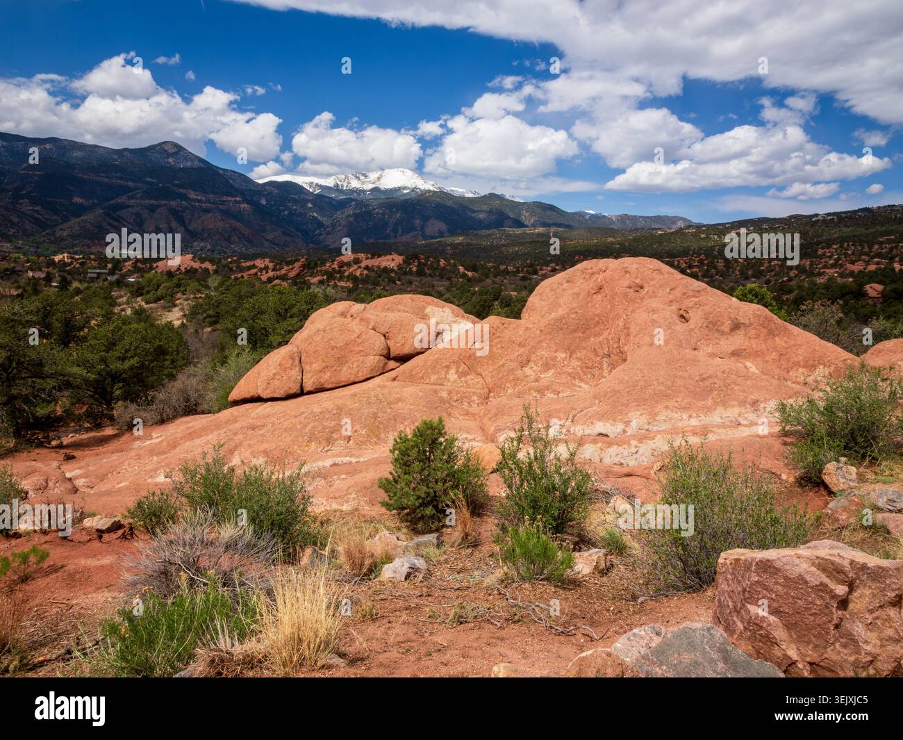 Guardando dal Giardino degli dei alla lontana catena montuosa del Pike's Peak innevato Foto Stock