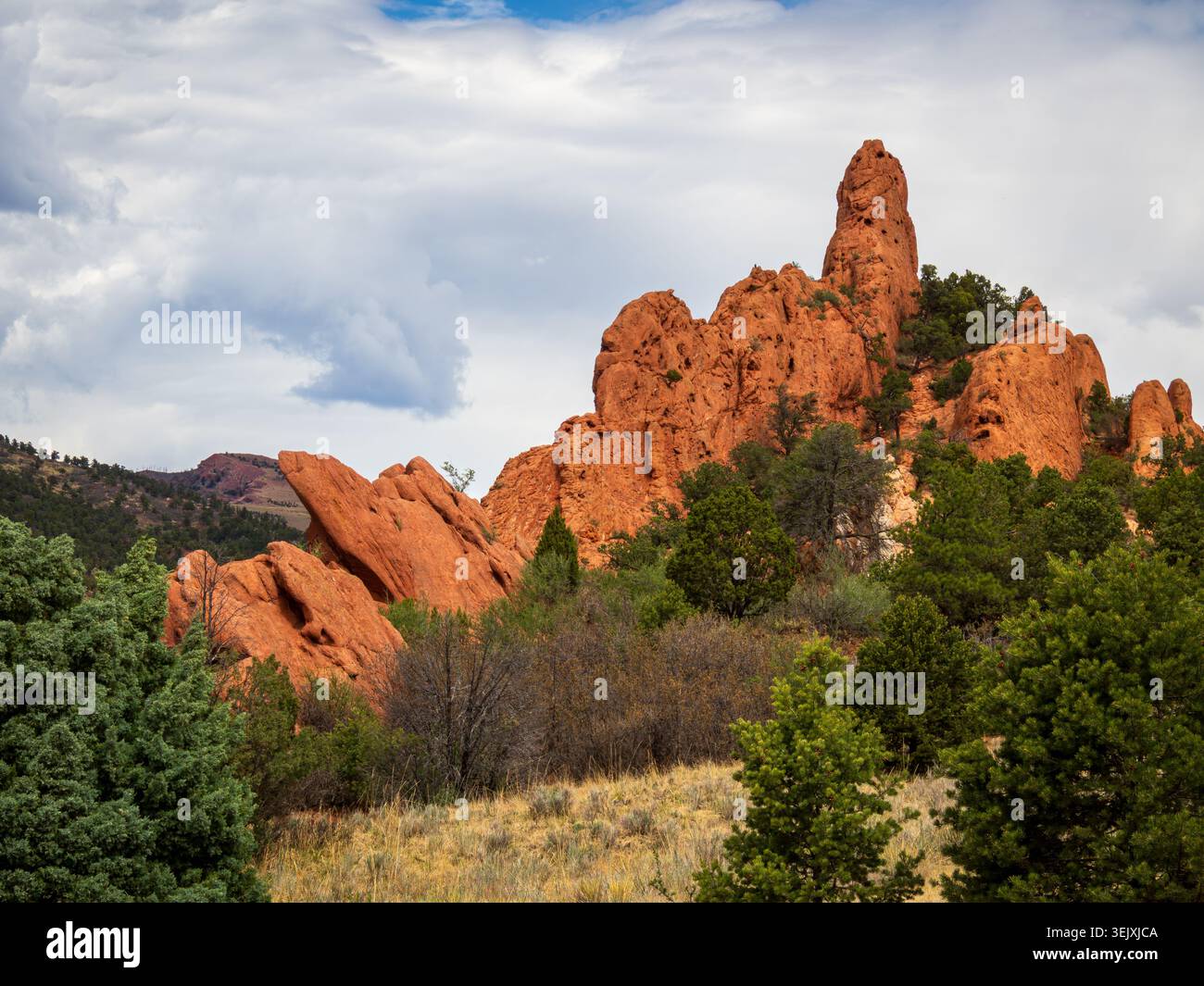 Una guglia rocciosa solitaria proietta nello skyline del Garden of the Gods, Colorado Springs, Colorado Foto Stock