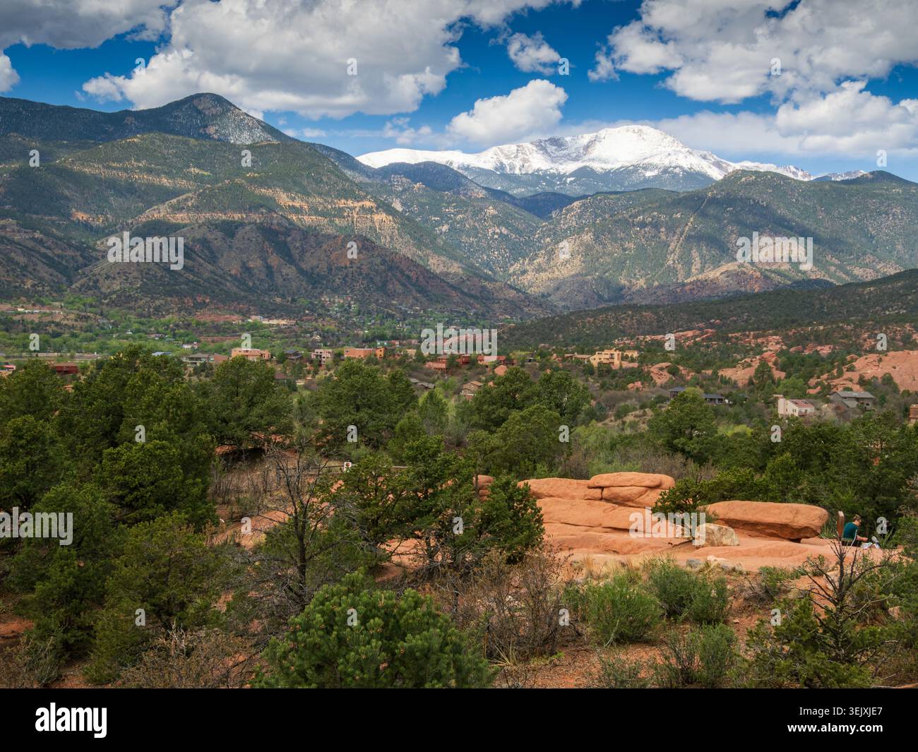 Pike's Peak innevato, Colorado, visto dal Garden of the Gods, Colorado Foto Stock
