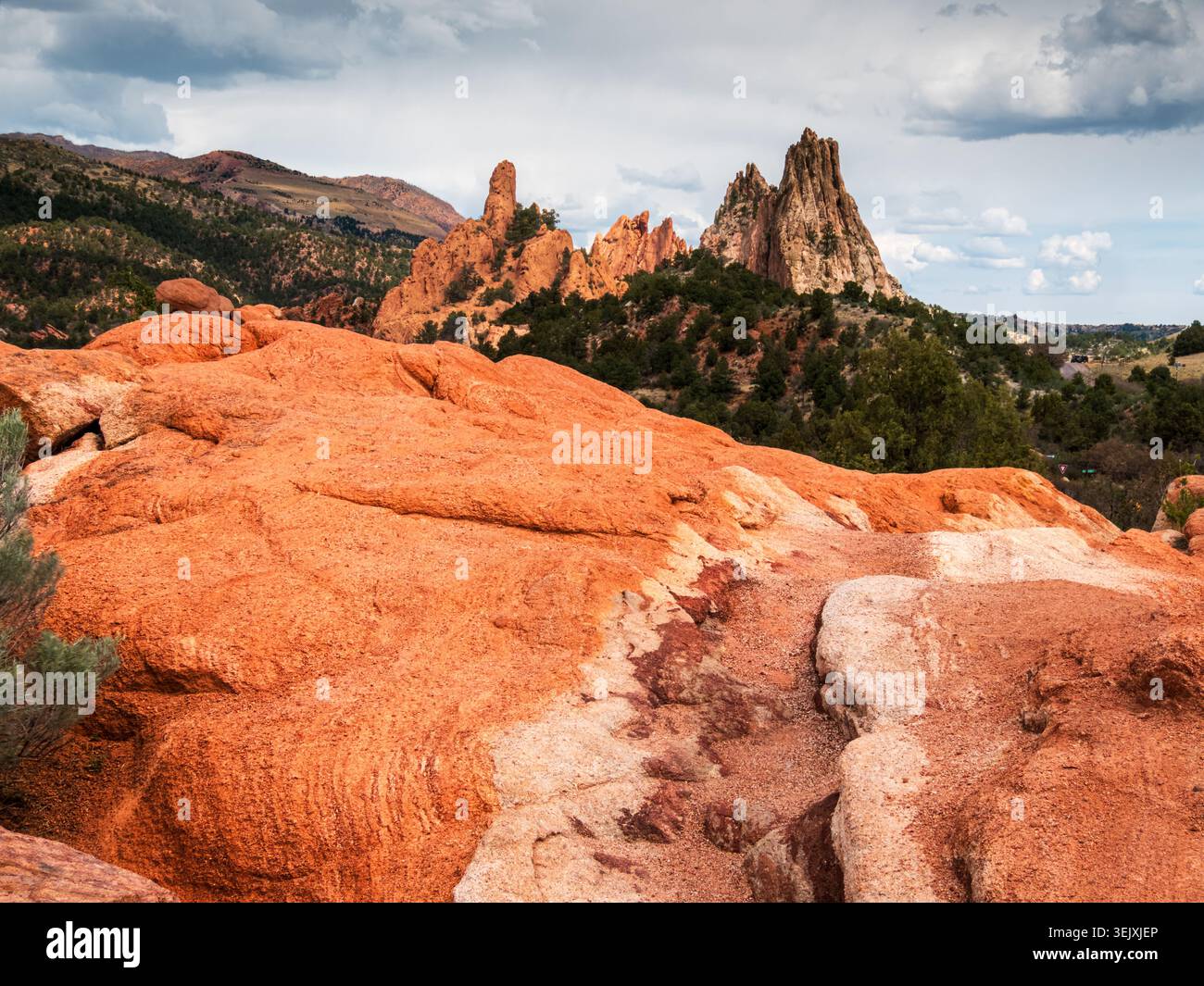 Grande roccia arenaria arancione in contrasto con le formazioni rocciose di arenaria del Garden Off the Gods, Colorado Springs Foto Stock