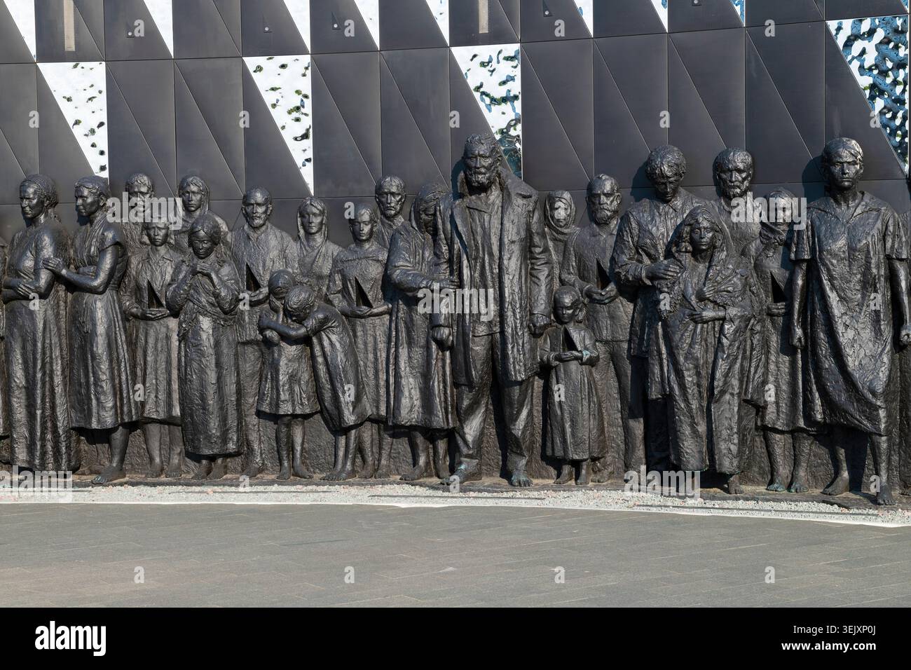 ZAYTSEVO, RUSSIA - 17 MAGGIO 2026: Sculture di civili della regione di Leningrado - vittime del genocidio nazista durante la grande Guerra Patriottica. Monumento commemorativo Foto Stock