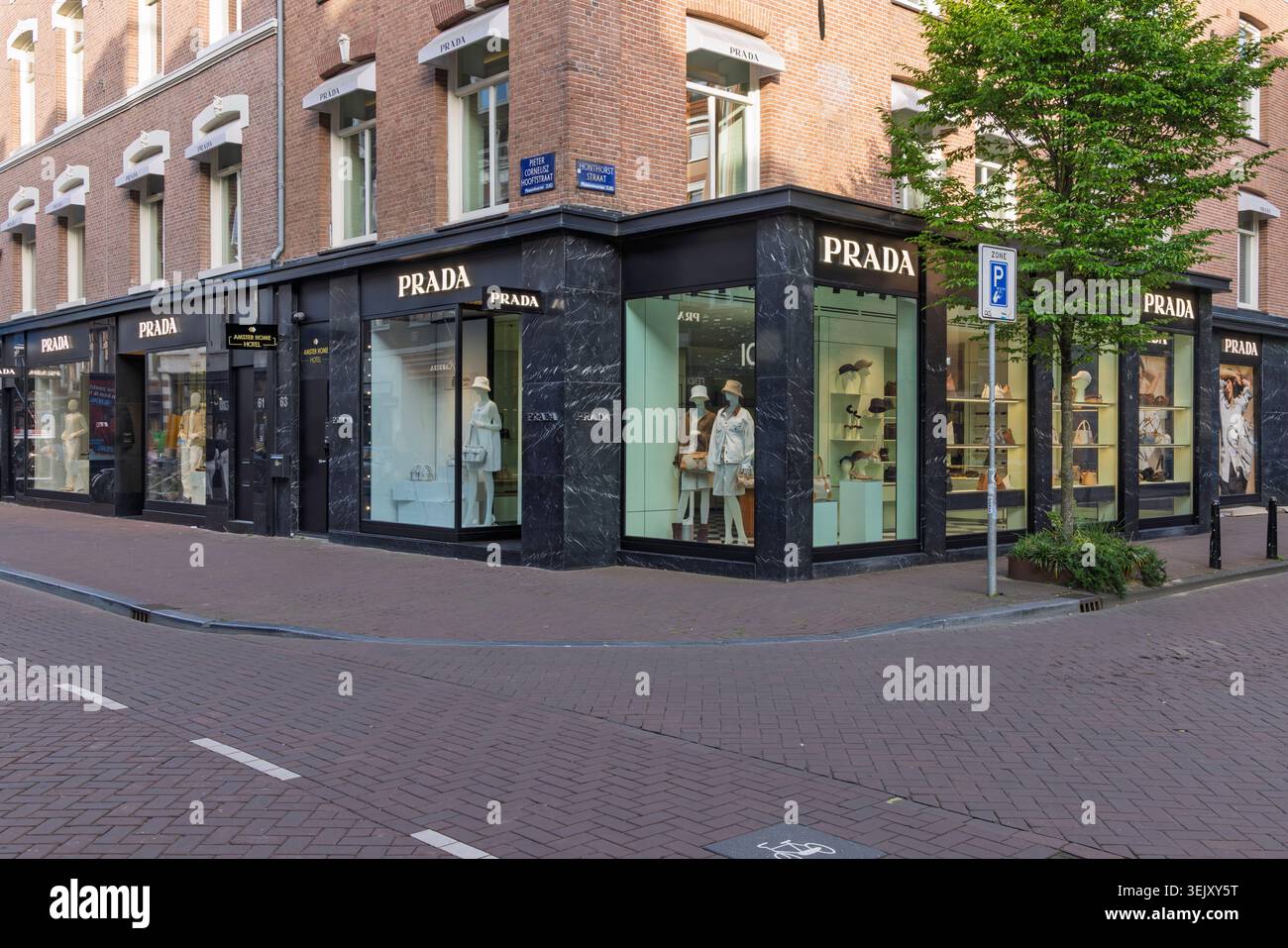 Vista d'angolo dell'imponente boutique di Prada, caratterizzata da una facciata in marmo nero e grandi vetrine sulla via della moda PC Hooftstraat. Amster Foto Stock