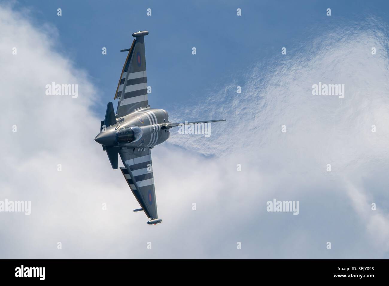 SAGUENAY, QC - 22 GIUGNO 2024: Il Typhoon display Team Eurofighter Typhoon FGR4 (ZJ913) della Royal Air Force (RAF), soprannominato "Moggy", esegue un'alta G ba Foto Stock