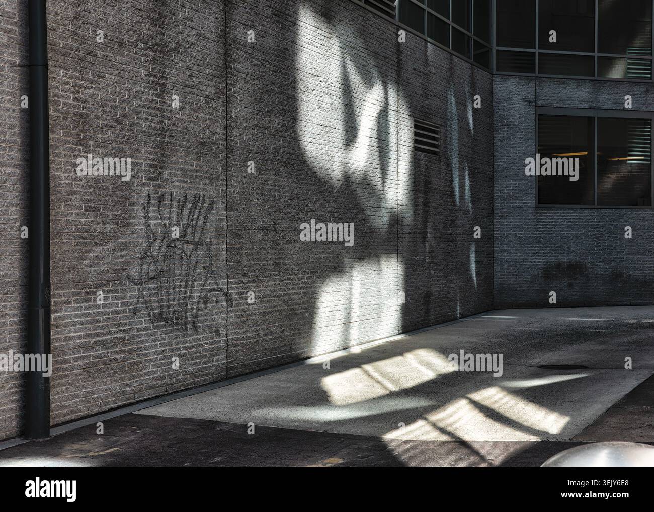 Travi solari che brillano sulle pareti di un edificio urbano Foto Stock
