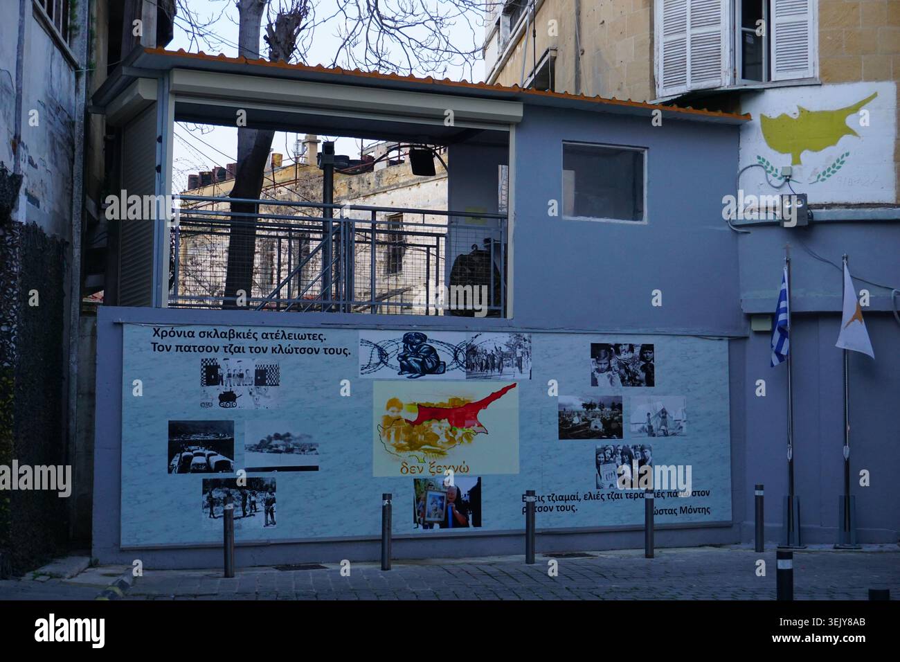 Lefkosia, un posto di blocco militare sul muro di confine tra la parte greca e quella turca di Nicosia, simboleggia il conflitto politico su Cipro. Foto Stock
