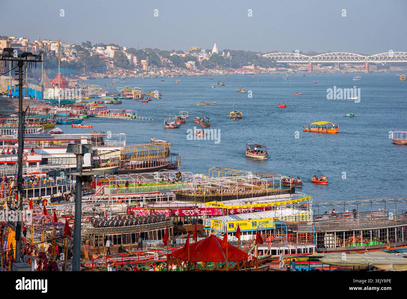 Varanasi, India – 8 febbraio 2026: Un gruppo di barche e motoscafi lungo i ghat sulle rive del Gange Foto Stock