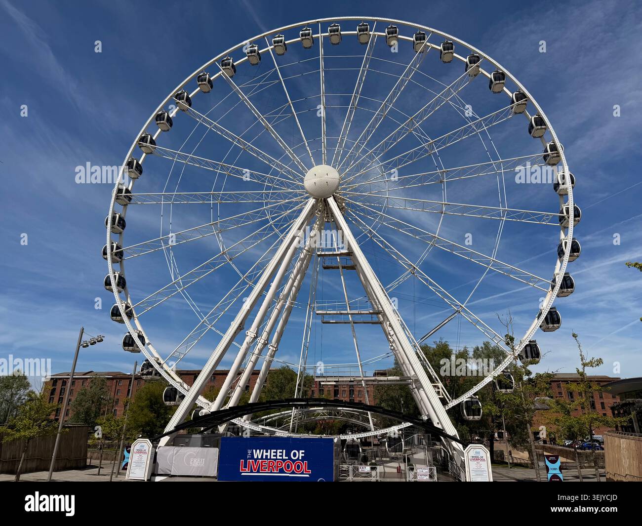 Ruota panoramica di Liverpool presso Albert Docks. - Immagine stock catturata con smartphone