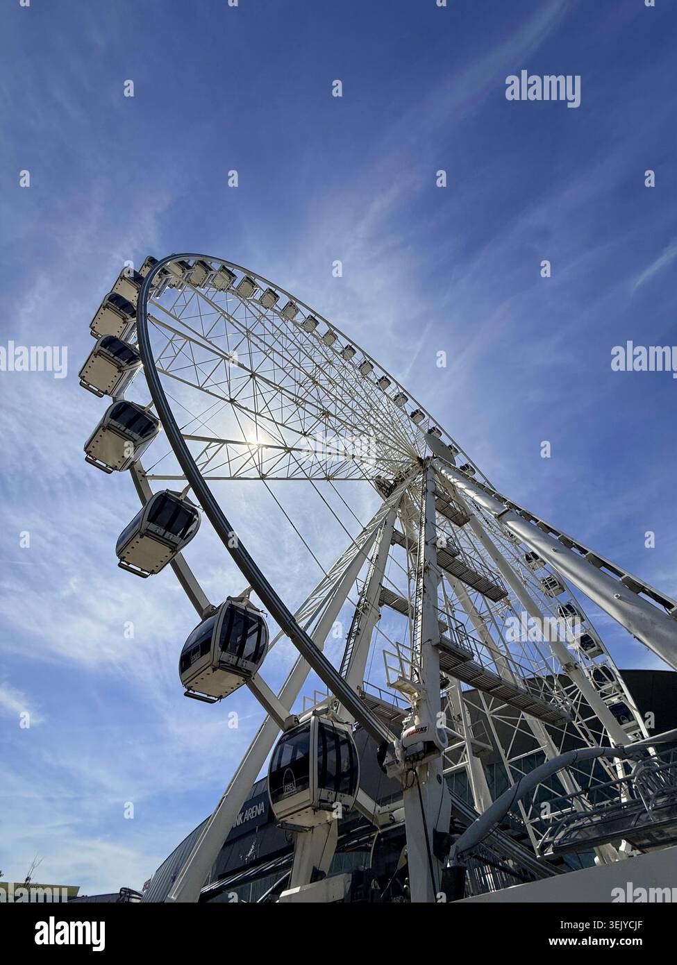 Ruota panoramica di Liverpool contro il sole presso Albert Docks. - Immagine stock catturata con smartphone
