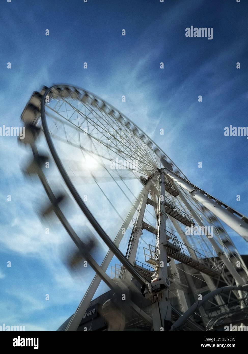 Ruota panoramica di Liverpool in movimento contro il sole presso Albert Docks. - Immagine stock catturata con smartphone