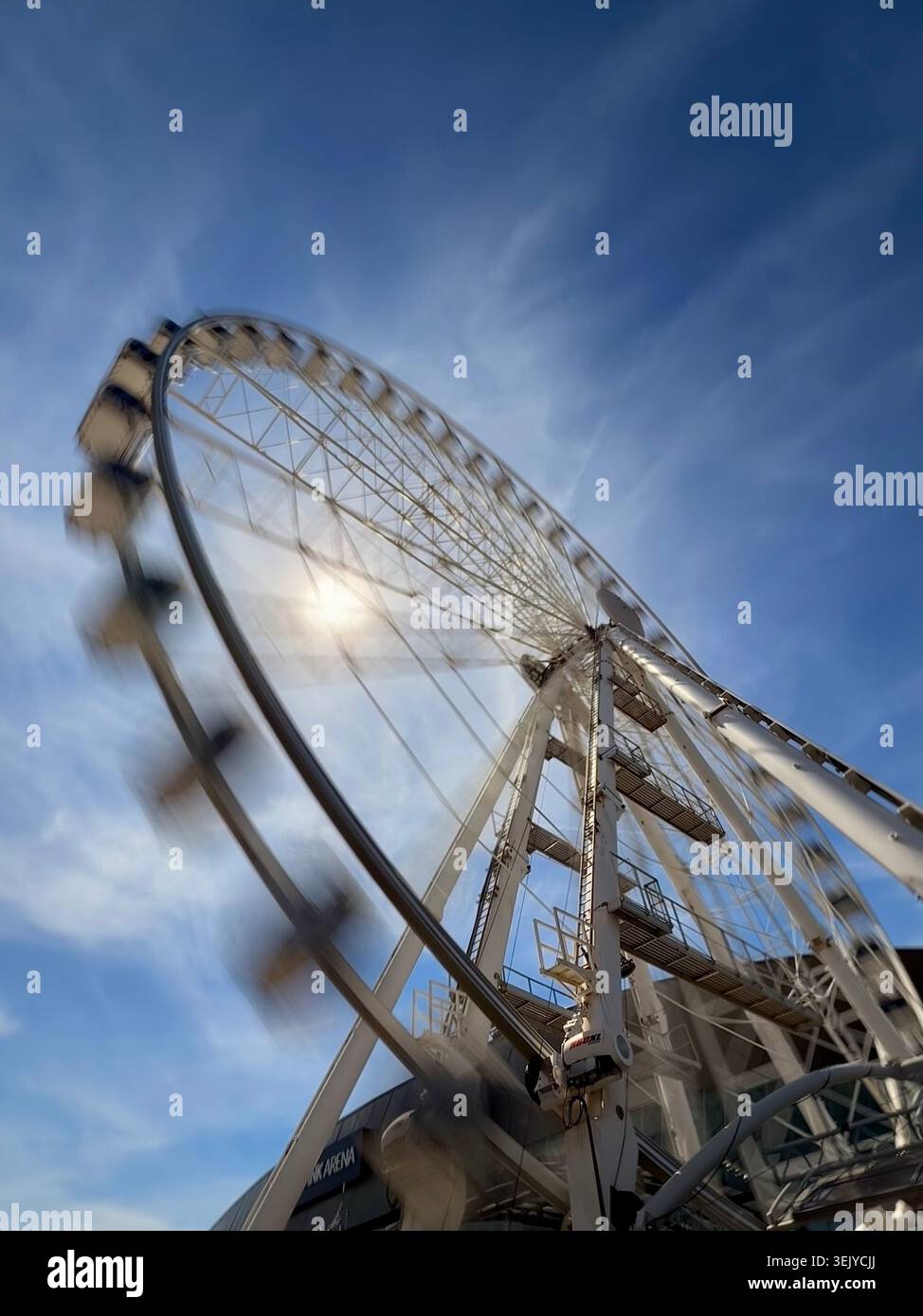 Ruota panoramica di Liverpool in movimento contro il sole presso Albert Docks. - Immagine stock catturata con smartphone