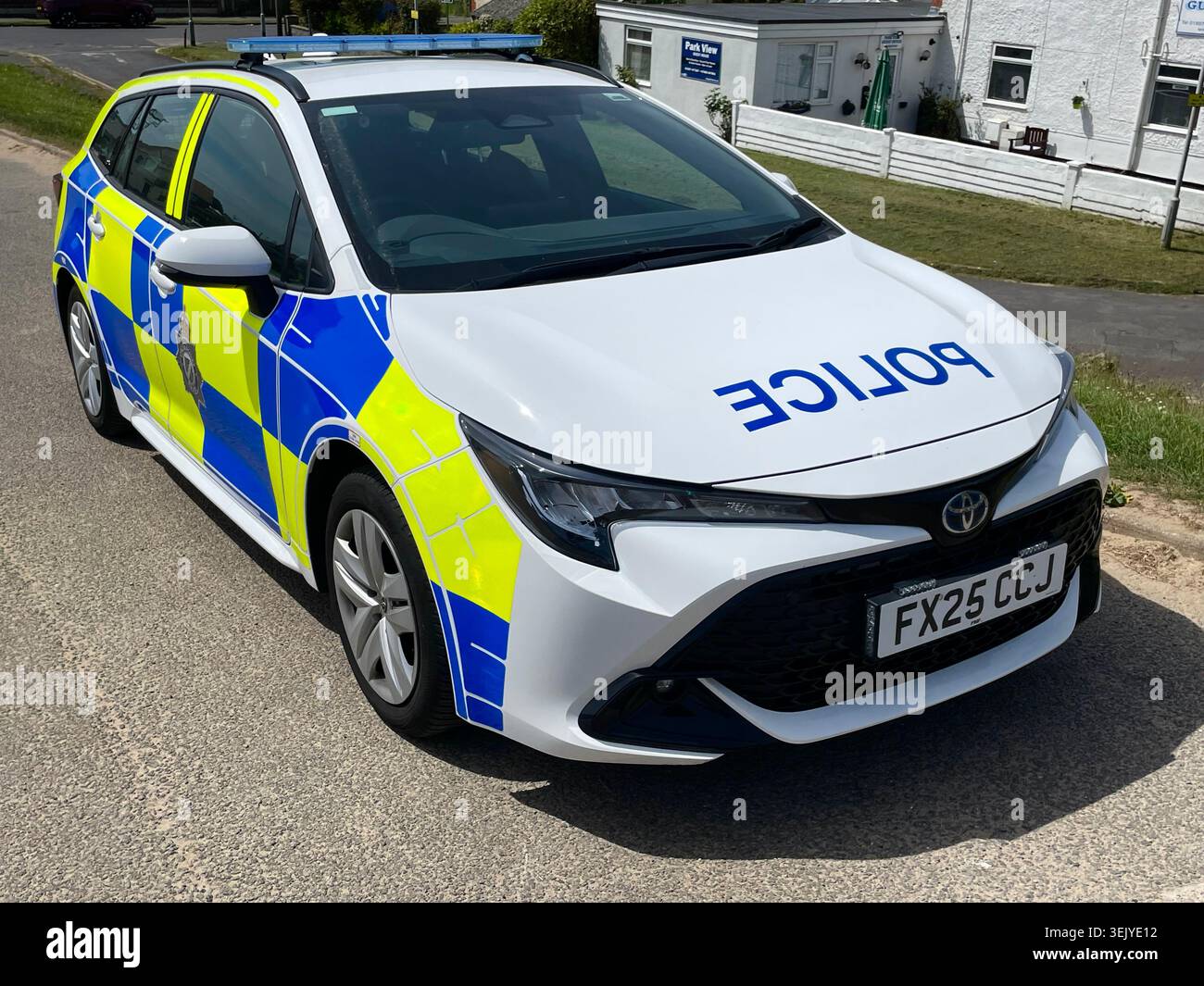 Un'auto della forza di polizia del Lincolnshire che mostra il distintivo della forza, presente a Mablethorpe, una città di mare sulla costa del Mare del Nord - Immagine stock catturata con smartphone