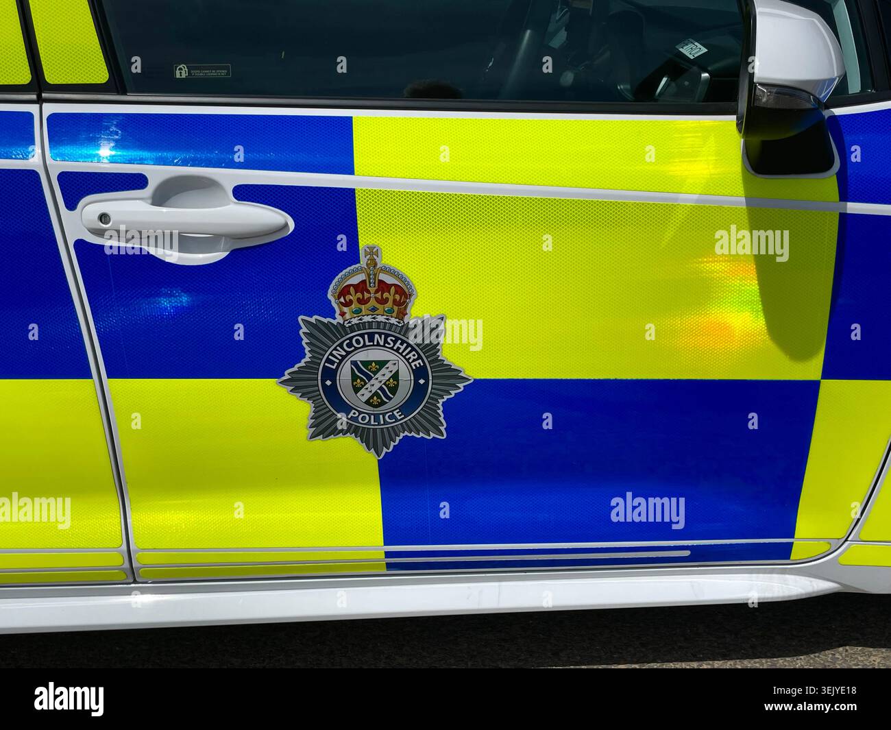 Un'auto della forza di polizia del Lincolnshire che mostra il distintivo della forza, presente a Mablethorpe, una città di mare sulla costa del Mare del Nord - Immagine stock catturata con smartphone