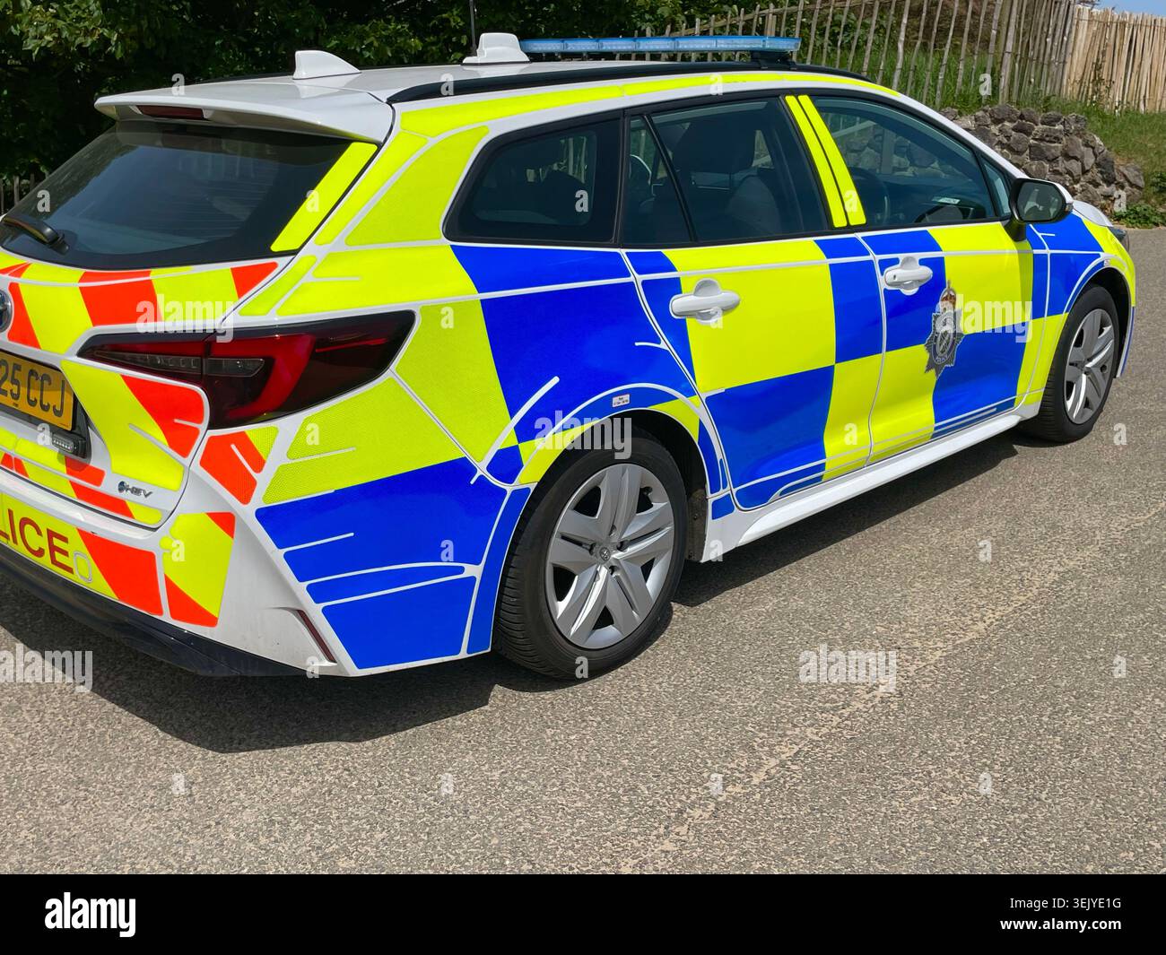 Un'auto della forza di polizia del Lincolnshire che mostra il distintivo della forza, presente a Mablethorpe, una città di mare sulla costa del Mare del Nord - Immagine stock catturata con smartphone