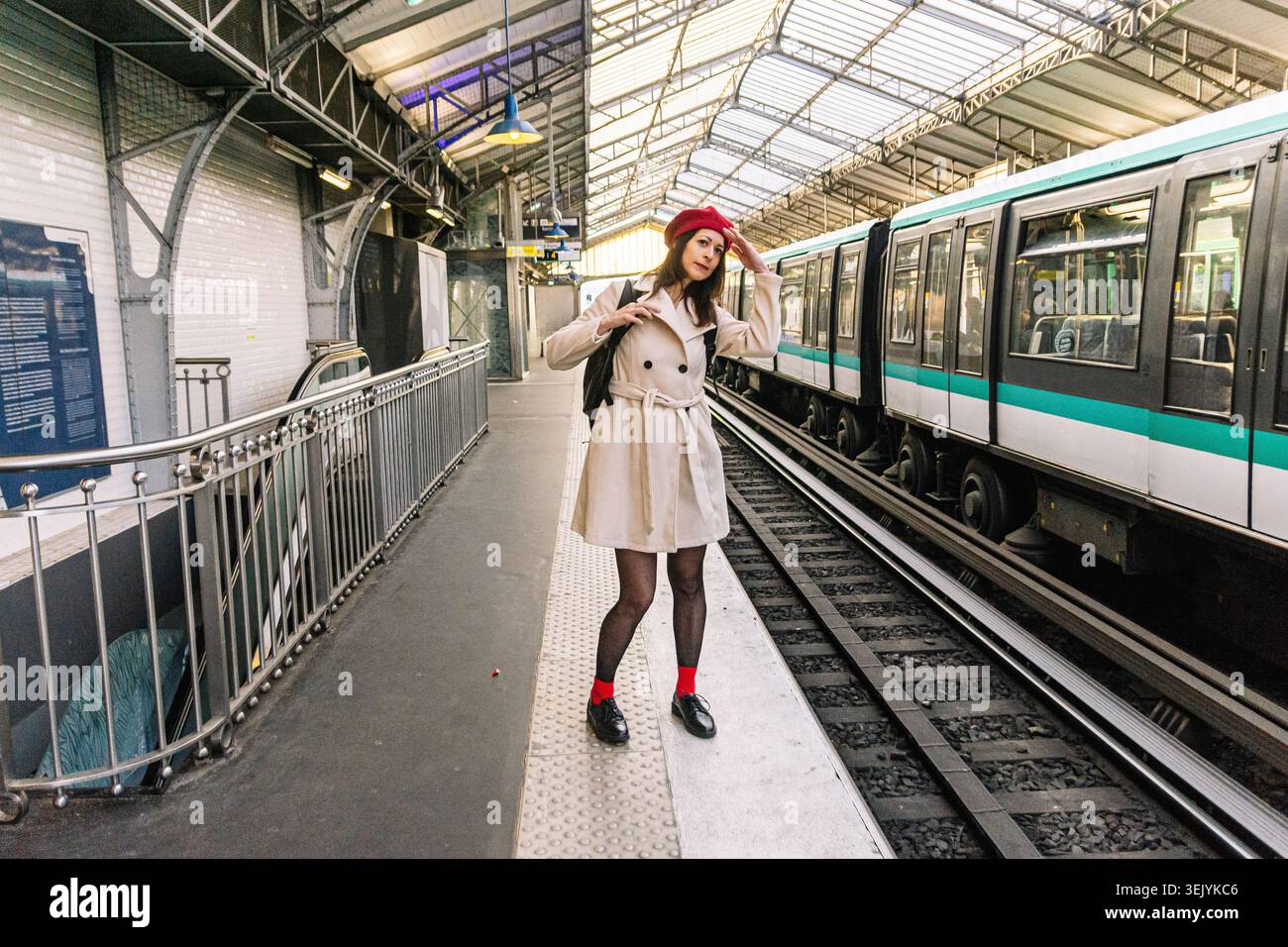 Donna sola che viaggia sulla piattaforma ferroviaria della metropolitana di parigi Foto Stock
