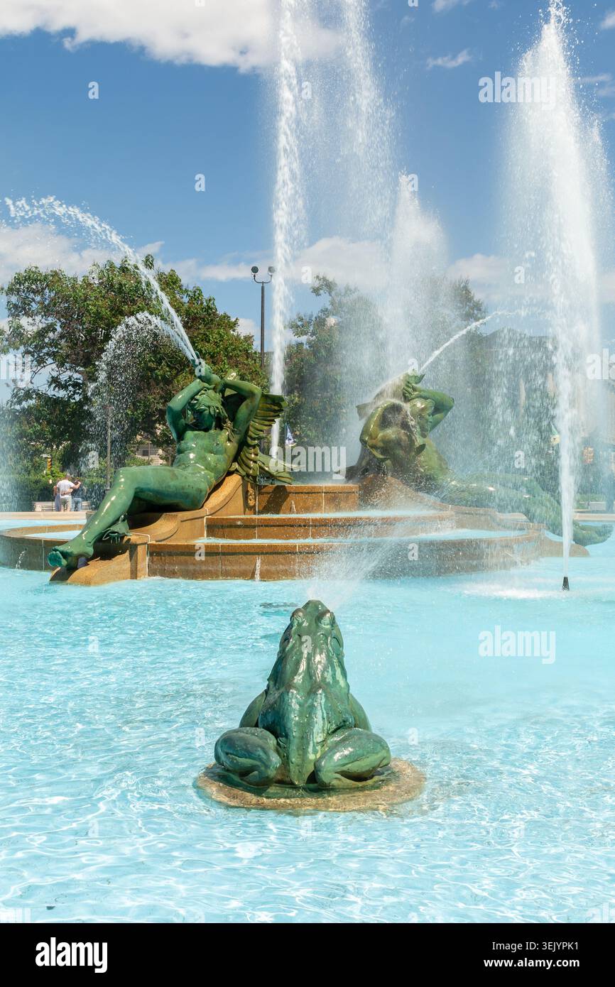 Swann Memorial Fountain a Philadelphia, Pennsylvania, in una luminosa giornata primaverile con colori vivaci e acqua che scorre. Foto Stock