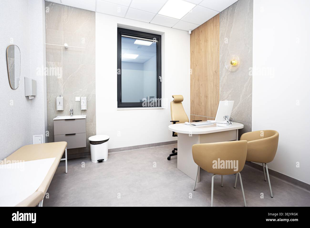 Moderno ufficio medico con sedie da tavolo per visite mediche e apparecchiature cliniche. Contesto sanitario per consultazione medica cura del paziente e medico. Foto Stock