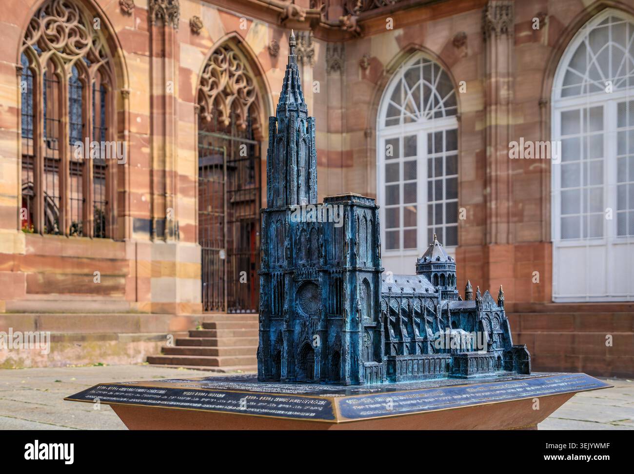 Strasburgo, Francia - 3 giugno 2023: Modello in scala bronzea in miniatura della cattedrale di Strasburgo che si erge fuori dalla facciata storica del monumento vero e proprio Foto Stock