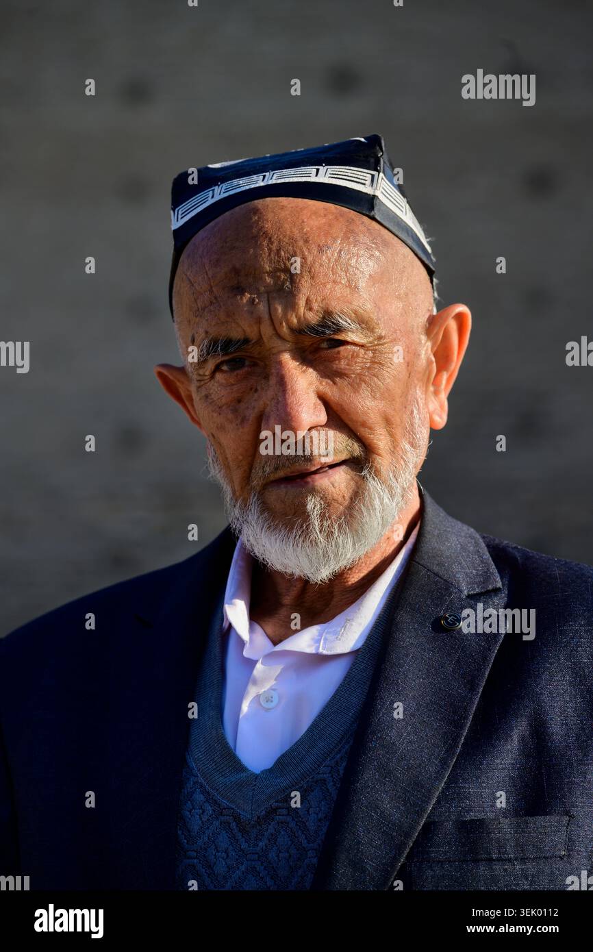 Bukhara, Uzbekistan - 12 aprile 2026: Uomo uzbeko barbuto anziano che indossa un tradizionale berretto Doppi Foto Stock