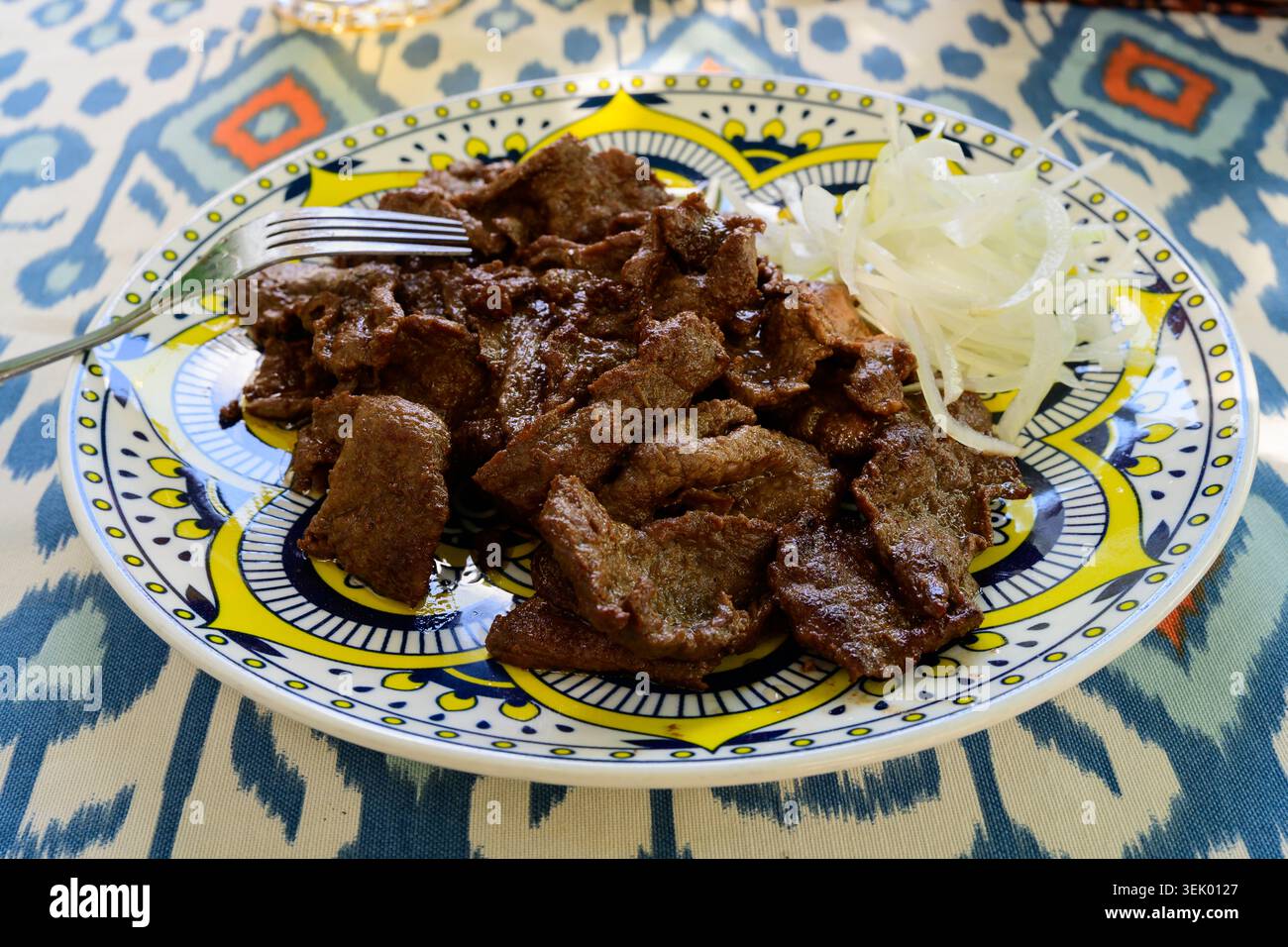 Manzo Jiz Bukhara o Jiz-Biz fette di manzo fritte con cipolle Foto Stock
