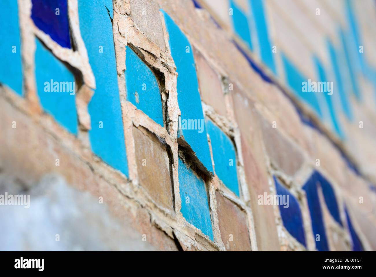 Dettaglio delle piastrelle a mosaico spezzato sulla Madrasa di Ulug Beg in Piazza Registan, Samarcanda, Uzbekistan Foto Stock