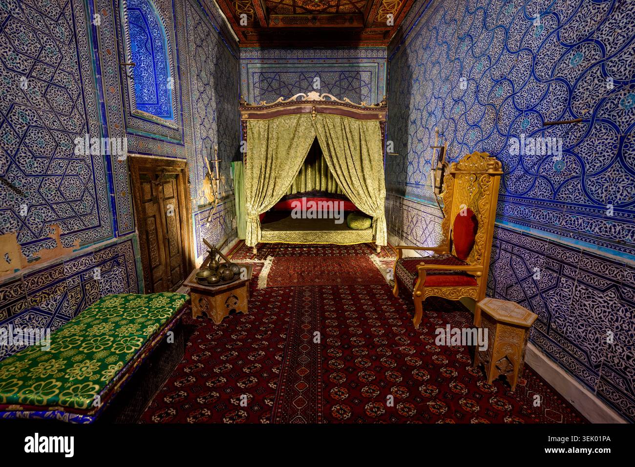 Toshhovli o Palazzo Tach Khauli, stanza del Khan nell'Harem, riccamente decorata con piastrelle blu maioliche, Khiva, Uzbekistan Foto Stock