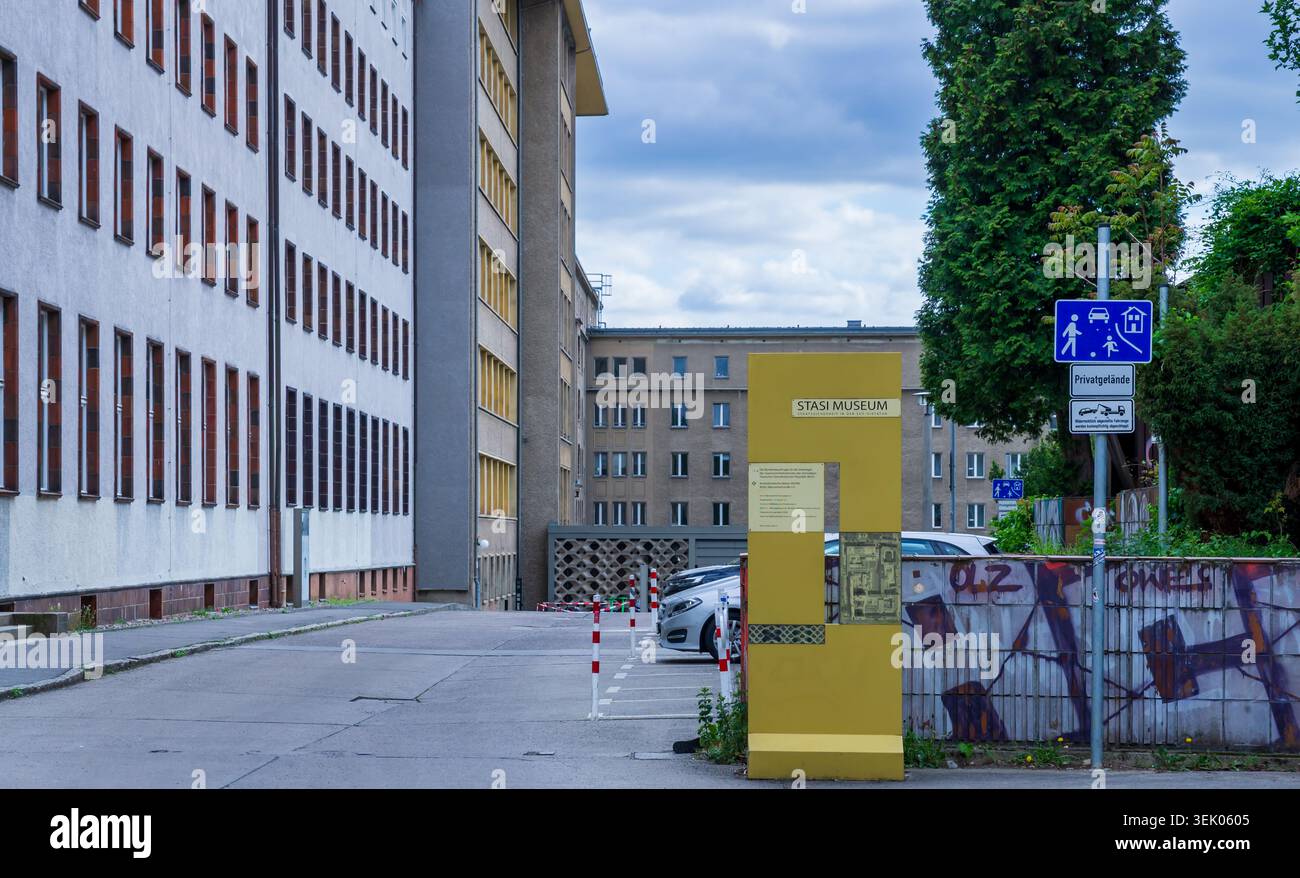 Cartello d'ingresso del Museo della Stasi presso l'ex sede del Ministero della sicurezza di Stato (Stasi) a Berlino-Lichtenberg. Foto Stock