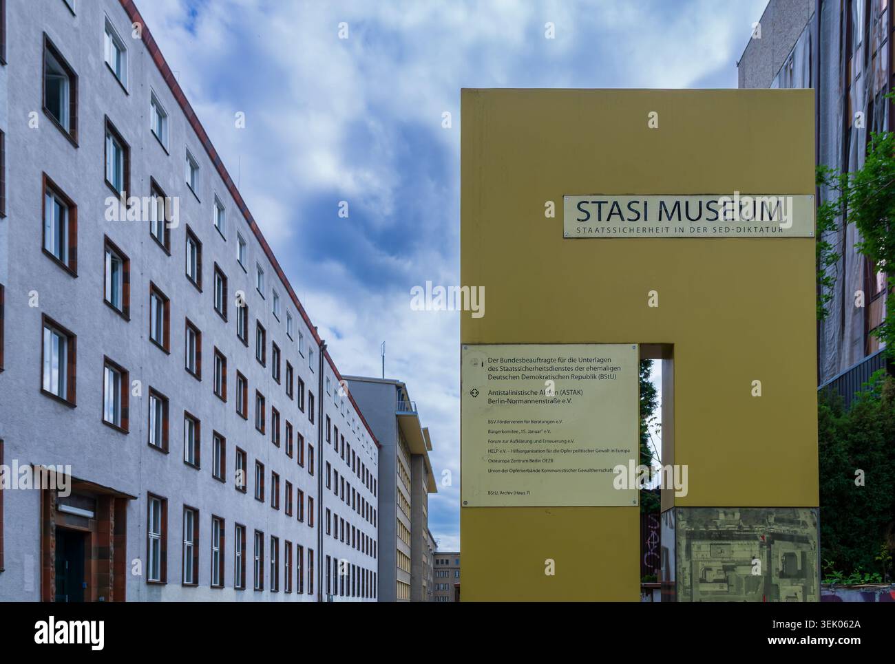 Cartello d'ingresso del Museo della Stasi presso l'ex sede del Ministero della sicurezza di Stato (Stasi) a Berlino-Lichtenberg. Foto Stock