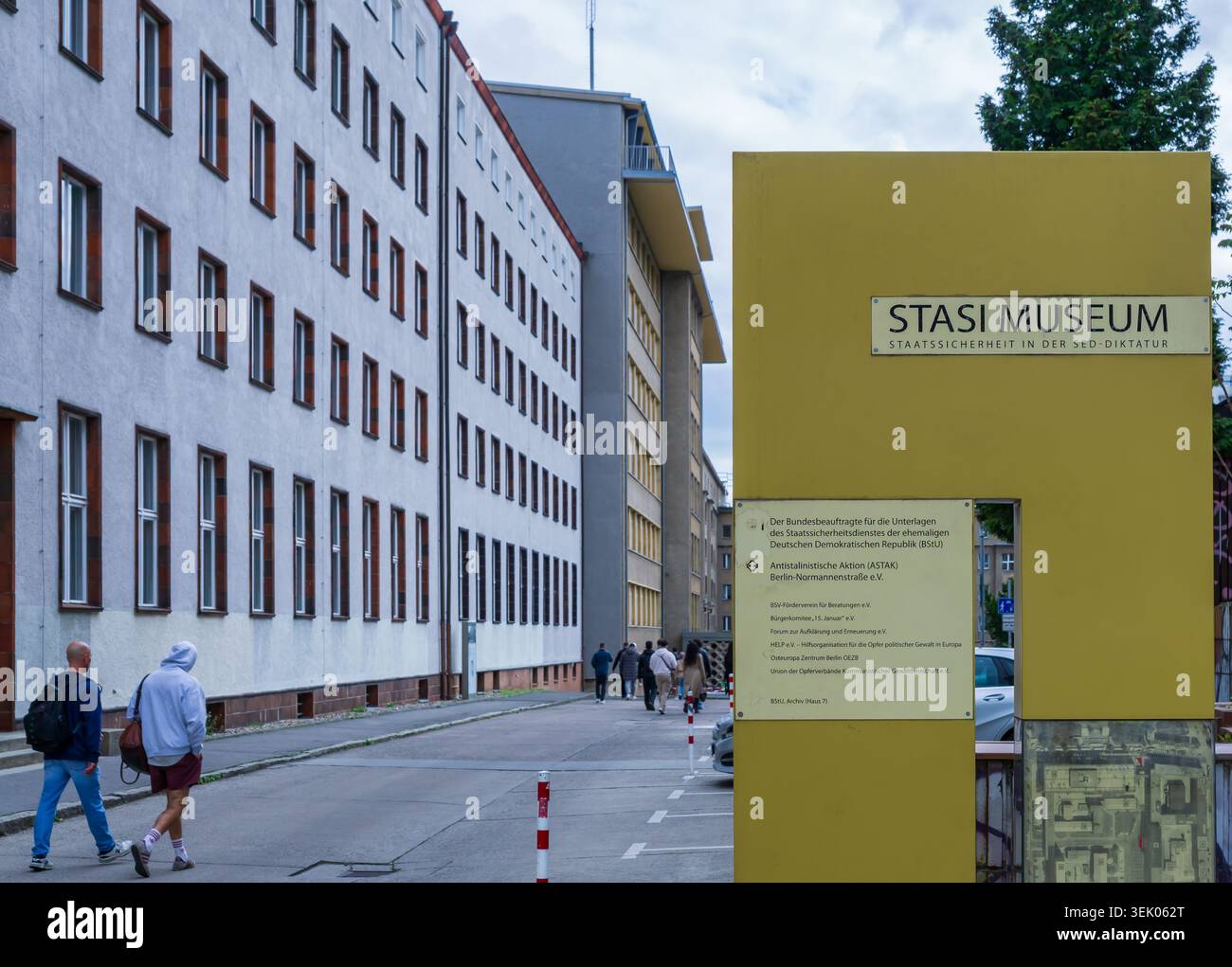 I visitatori camminano verso l'ingresso del Museo della Stasi, nel terreno dell'ex sede del Ministero della sicurezza di Stato (Stasi) a Berlino. Foto Stock
