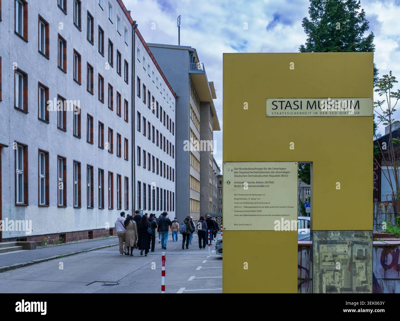 I visitatori camminano verso l'ingresso del Museo della Stasi, nel terreno dell'ex sede del Ministero della sicurezza di Stato (Stasi) a Berlino. Foto Stock