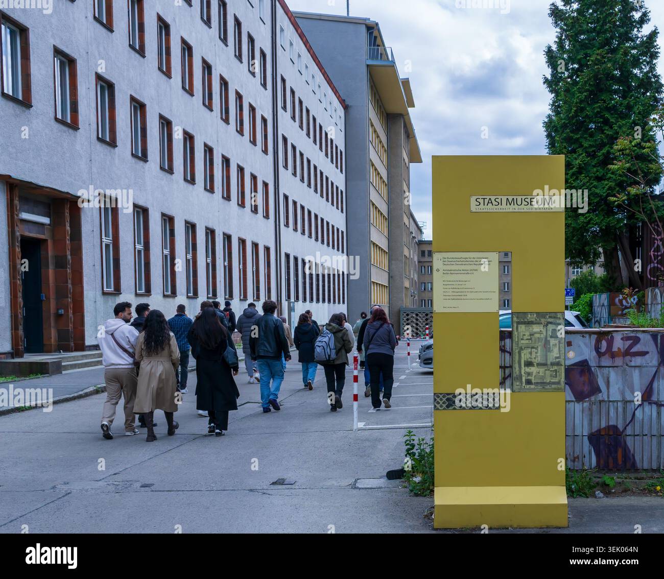 I visitatori camminano verso l'ingresso del Museo della Stasi, nel terreno dell'ex sede del Ministero della sicurezza di Stato (Stasi) a Berlino. Foto Stock