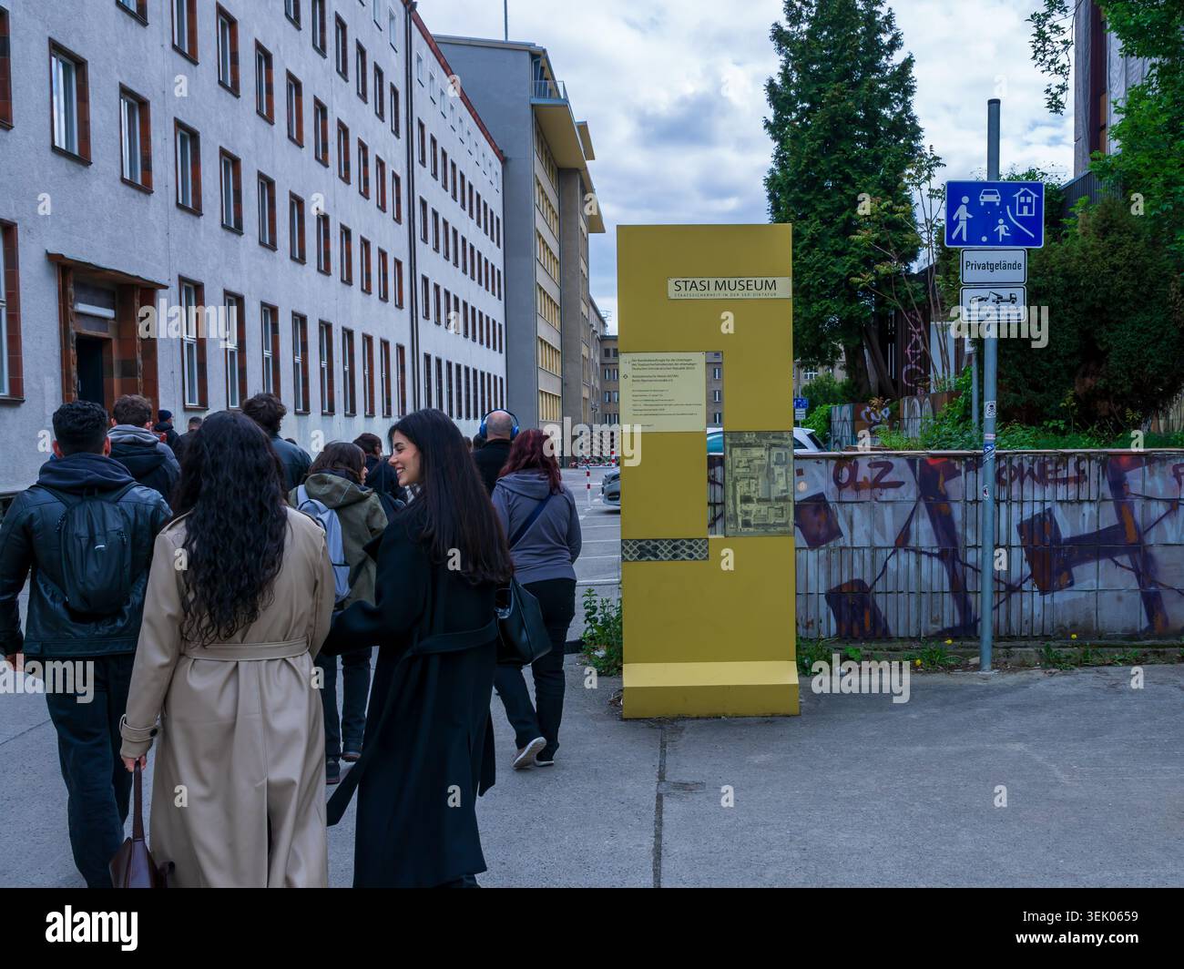 I visitatori camminano verso l'ingresso del Museo della Stasi, nel terreno dell'ex sede del Ministero della sicurezza di Stato (Stasi) a Berlino. Foto Stock